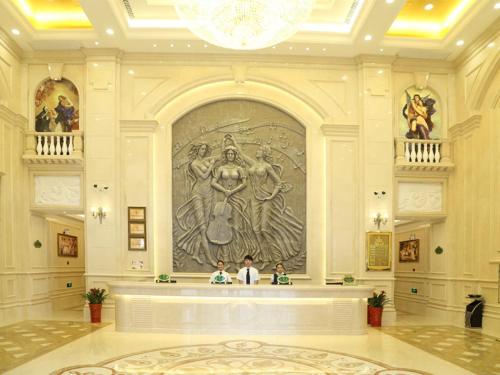 een grote lobby met een groot schilderij aan de muur bij Vienna International Hotel Changsha Yinshan Road in Changsha