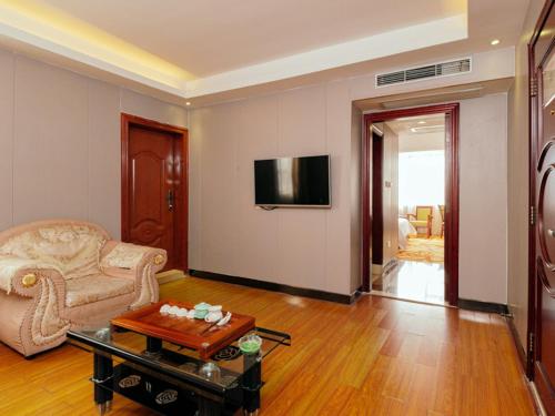 - un salon avec un canapé et une table dans l'établissement Vienna Hotel Huizhou Huiyang Danshui Road, à Huizhou