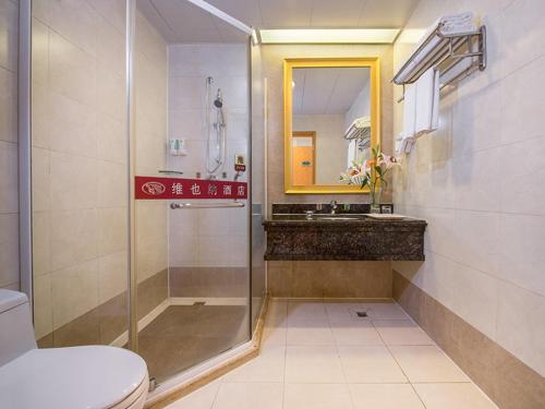 a bathroom with a shower and a toilet and a sink at Vienna 3 Best Hotel Foshan Nanhai Film Studio City in Nanhai