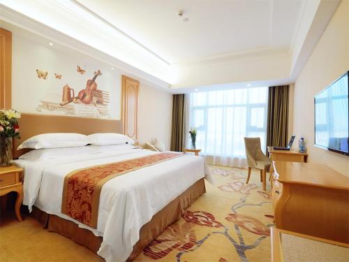 Ένα ή περισσότερα κρεβάτια σε δωμάτιο στο Vienna Hotel Hunan Yongzhou Lengshuitan District Government Square