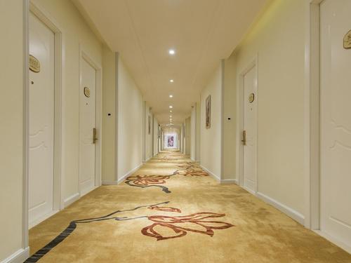 an empty hallway with a painting on the floor at Vienna 3 Best Hotel Shenzhen Shazui Road in Shenzhen