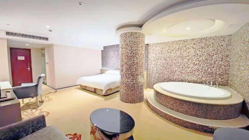 a bathroom with a tub and a bed in a room at Vienna International Hotel Shanghai Hongkou Guangyue Road in Shanghai