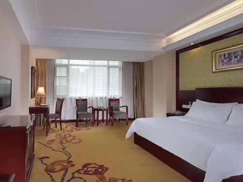 Katil atau katil-katil dalam bilik di Vienna Hotel Zhongkai Road Branch