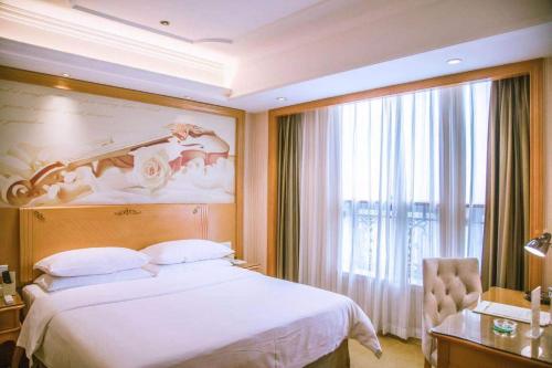 Postelja oz. postelje v sobi nastanitve Vienna International Hotel Guizhou Weng'an Qilong Binfen Moer City
