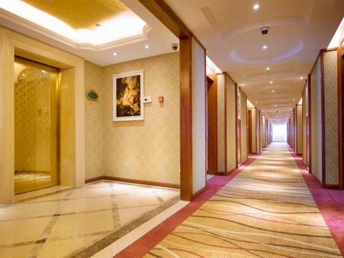 a hallway of a hotel with a hallwayngth at Vienna International Hotel Ningbo Wanda in Ningbo