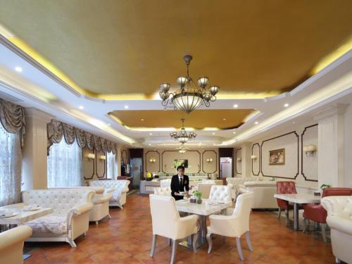南京维也纳酒店江苏南京百家湖西门子店的餐馆里的人,带桌椅