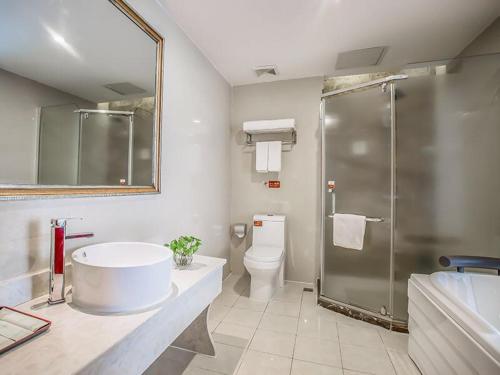 W łazience znajduje się prysznic, umywalka i toaleta. w obiekcie Vienna Hotel Suzhou fairyland w mieście Suzhou