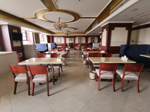 A restaurant or other place to eat at Vienna Hotel Xinyu Fenyi South Changshan Road