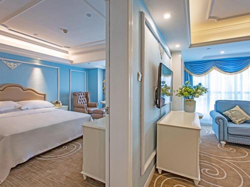 a hotel room with a bed and a chair at Vienna Hotel (Mulian West Road Shop, Changsha) in Changsha