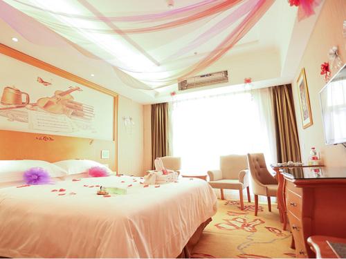 Ένα ή περισσότερα κρεβάτια σε δωμάτιο στο Vienna Hotel Huizhou Baiyun Road