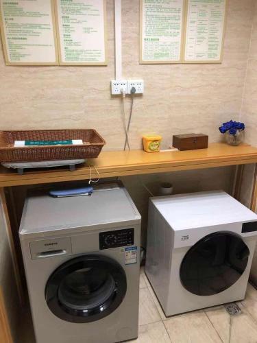 a microwave and a washing machine under a counter at Vienna Hotel Nanning Qingxiu Mountain in Nanning