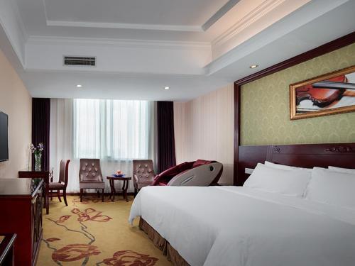 Un pat sau paturi într-o cameră la Vienna Hotel Nanning Xianhu