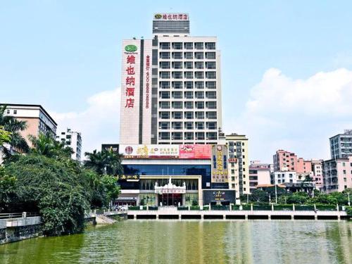 una città con un grande edificio e un corpo d'acqua di Vienna Hotel Songgang Yanchuan Road a Bao'an