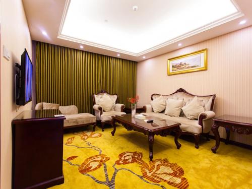 a living room with a couch and a table at Vienna Hotel Guangzhou Jinshazhou in Nanhai