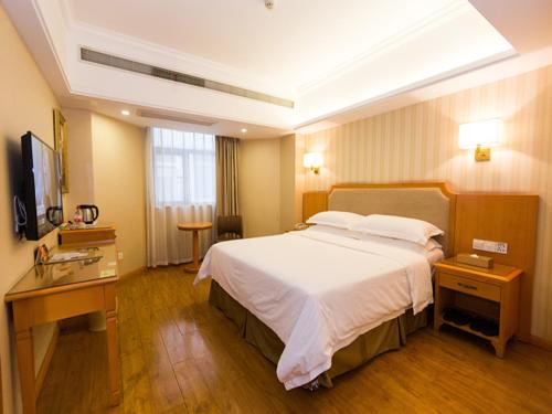Säng eller sängar i ett rum på Vienna 3 Best Hotel Hubei Jingmen Huyaguan Avenue Changfa