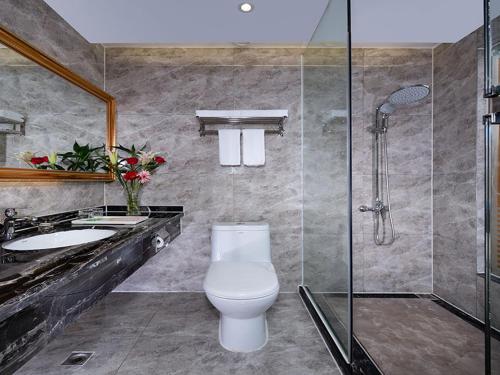a bathroom with a toilet and a sink and a shower at Vienna 3 Best Hotel (Ganzhou shangyou store) in Yuanzicha