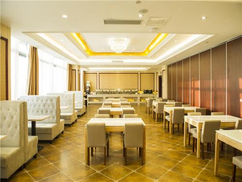 A restaurant or other place to eat at Vienna International Hotel Shandong Weihai Rongcheng