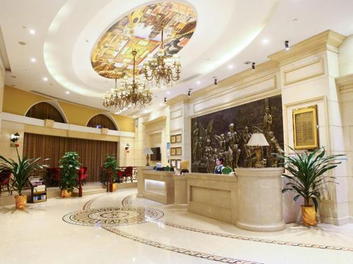 a lobby of a hotel with a chandelier at Vienna Hotel Yongzhou Zhiyuan New Bund in Yongzhou