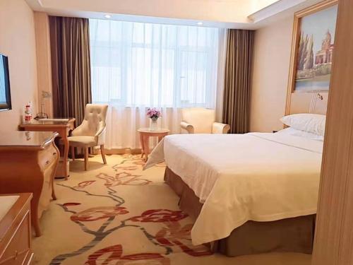 Ένα ή περισσότερα κρεβάτια σε δωμάτιο στο Vienna Hotel Liaocheng University
