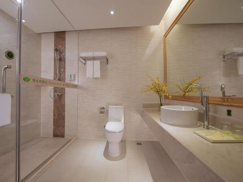 広州市にあるVienna Hotel Guangzhou Guangcong Fifth Roadのバスルーム(トイレ、洗面台、バスタブ付)