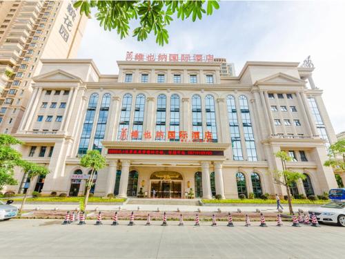 a large building with a lot of windows at Vienna International Hotel Guangdong Zhengjiang Renming Avenue Middle Road in Zhanjiang