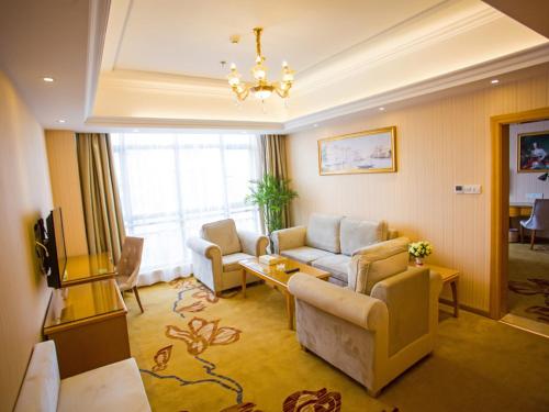 salon z kanapą, krzesłami i żyrandolem w obiekcie Vienna Hotel Jiangxi Yichun City Hall w mieście Yichun