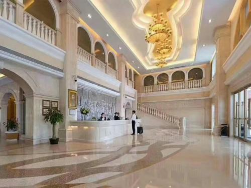 Лобби или стойка регистрации в Vienna International Hotel - Long Hua Wan Zhong Cheng Branch