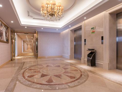 a large lobby with a chandelier and a large rug at Vienna Hotel Shenzhen North Science And Technology Park in Shenzhen