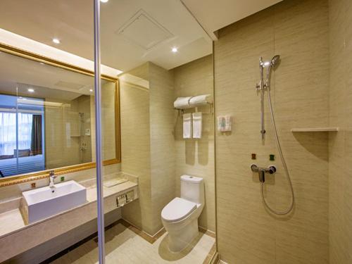 y baño con aseo, lavabo y ducha. en Vienna Hotel Ganzhou Anyuan en Tieshan