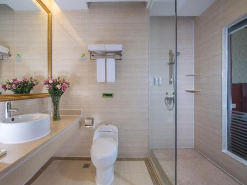 Vienna Hotel Dongguan Humen Huaibei Road tesisinde bir banyo