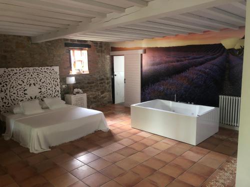 1 dormitorio con cama y bañera en Posada de Peredo y Villa en Queveda