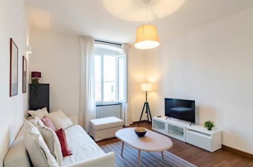 Televízia a/alebo spoločenská miestnosť v ubytovaní JOIVY Spacious Family Apt for 4, in Carignano, Genoa