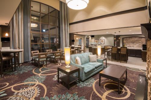 Salon ili bar u objektu Staybridge Suites Columbus-Airport, an IHG Hotel