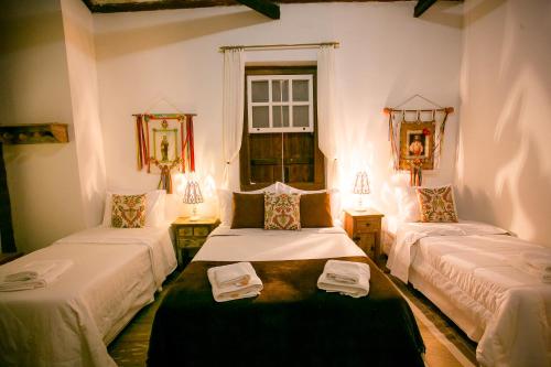 a room with two beds and two mirrors at Pouso do Bichinho 1 in Bichinho