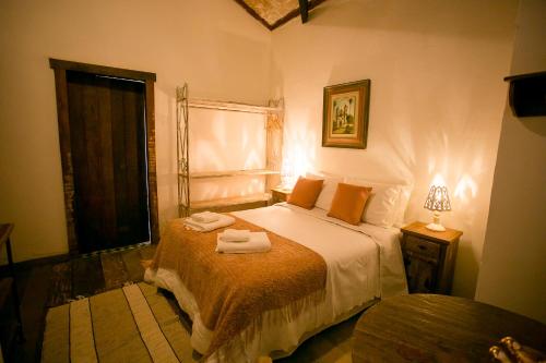 a bedroom with a bed with towels on it at Pouso do Bichinho 1 in Bichinho
