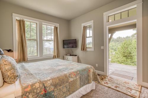 een slaapkamer met een bed en een groot raam bij Cascade Cottage in Lincoln City