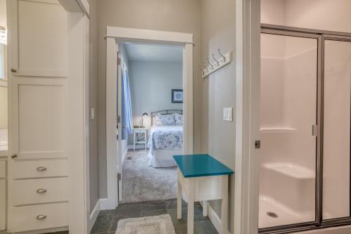 ein Schlafzimmer mit einem Bett und einem Schreibtisch mit einem blauen Tisch in der Unterkunft Cascade Cottage in Lincoln City