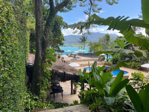 a view of the pool at a resort at Hotel Boutique Ananas in Ilhabela