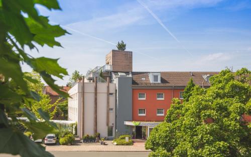 un edificio con una torre encima en Hotel Luise en Erlangen