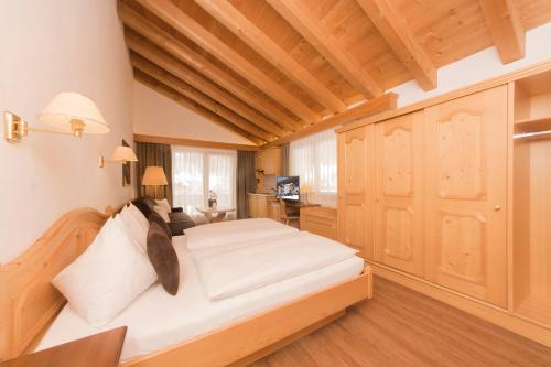Postel nebo postele na pokoji v ubytování Waldpark Hotel Garni