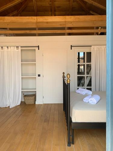 una camera da letto con un letto e un pavimento in legno di 1890 Fanourakis House a Calchi (Halki)