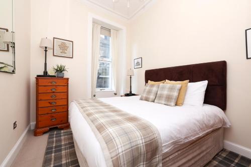Gallery image of ALTIDO Stunning Ground-floor 2 Bedroom New Town Apartment in Edinburgh