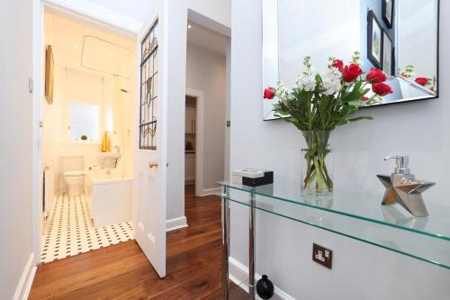 Gallery image of ALTIDO Stunning Ground-floor 2 Bedroom New Town Apartment in Edinburgh