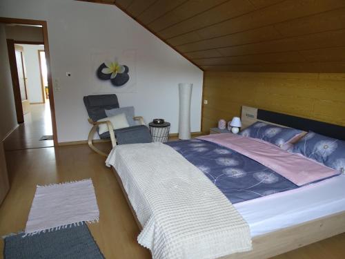 1 dormitorio con 1 cama grande en una habitación en Ferienwohnung am Lippesee, en Paderborn