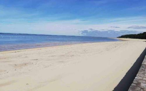 Appart proche plage pied dans l'eau avec terrasse jardin vue sur le bassin depuis la terrasse