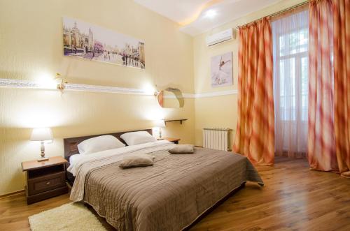 Кровать или кровати в номере Apartment at Malaya Zhytomyrska 5