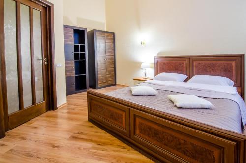 Кровать или кровати в номере Apartment at Malaya Zhytomyrska 5