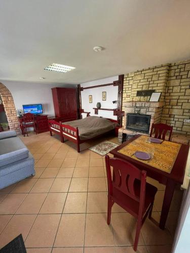 烏特納的住宿－Komfortita，客厅设有一张床和一个壁炉
