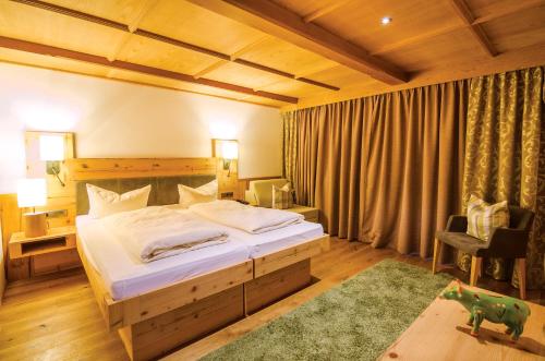 ein Schlafzimmer mit einem großen Bett in einem Zimmer in der Unterkunft Hotel Central in Gerlos