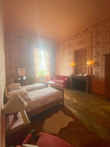 une chambre avec deux lits et un bureau et une fenêtre dans l'établissement B&B Chateau de Villersexel, à Villersexel